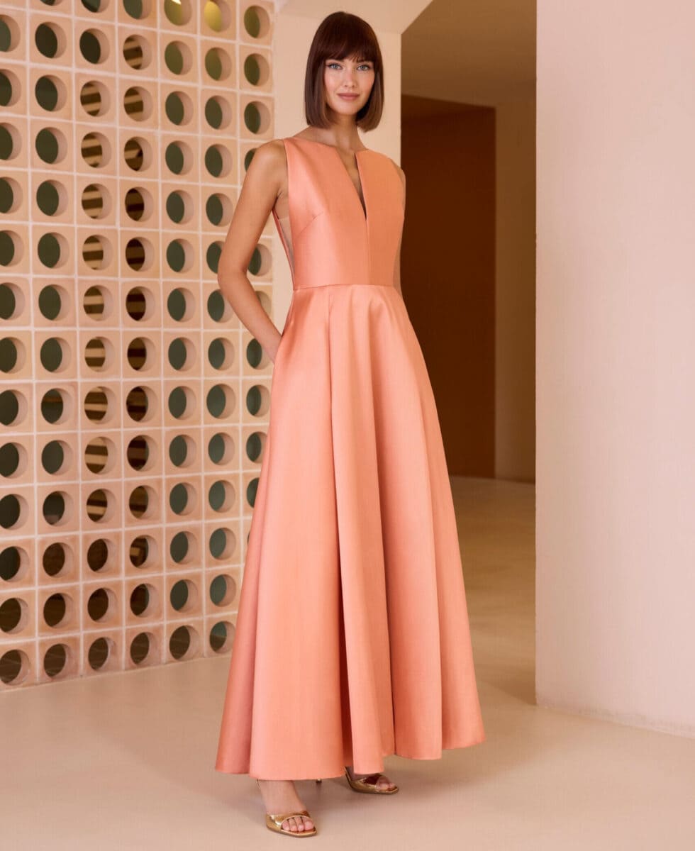 52625 face Carla Ruiz robe de soirée longue patineuse mikado tenue maman des mariés top décolleté V jupe plis magasin de robes de soirée paris