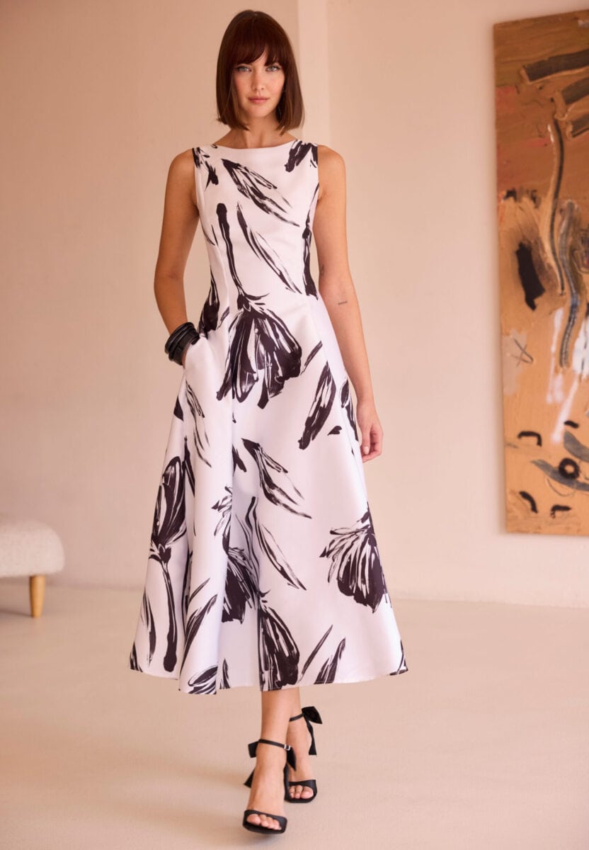 52668 face Carla Ruiz robe de soirée mi-longue corolle encolure ronde motif blanc noir robe mère des mariés magasin de robes de soirée Paris