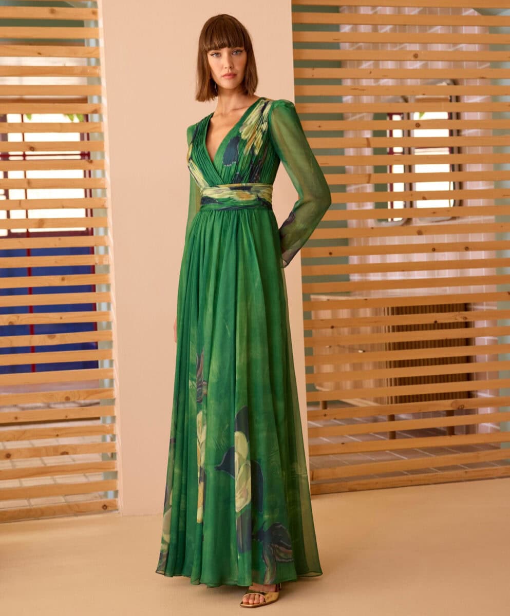 52701 face Carla Ruiz robe de soirée longue décolleté V drapé manches longues bouffantes ceinture drapée jupe à plis robe de soirée maman des mariés magasin de robes de soirée Paris