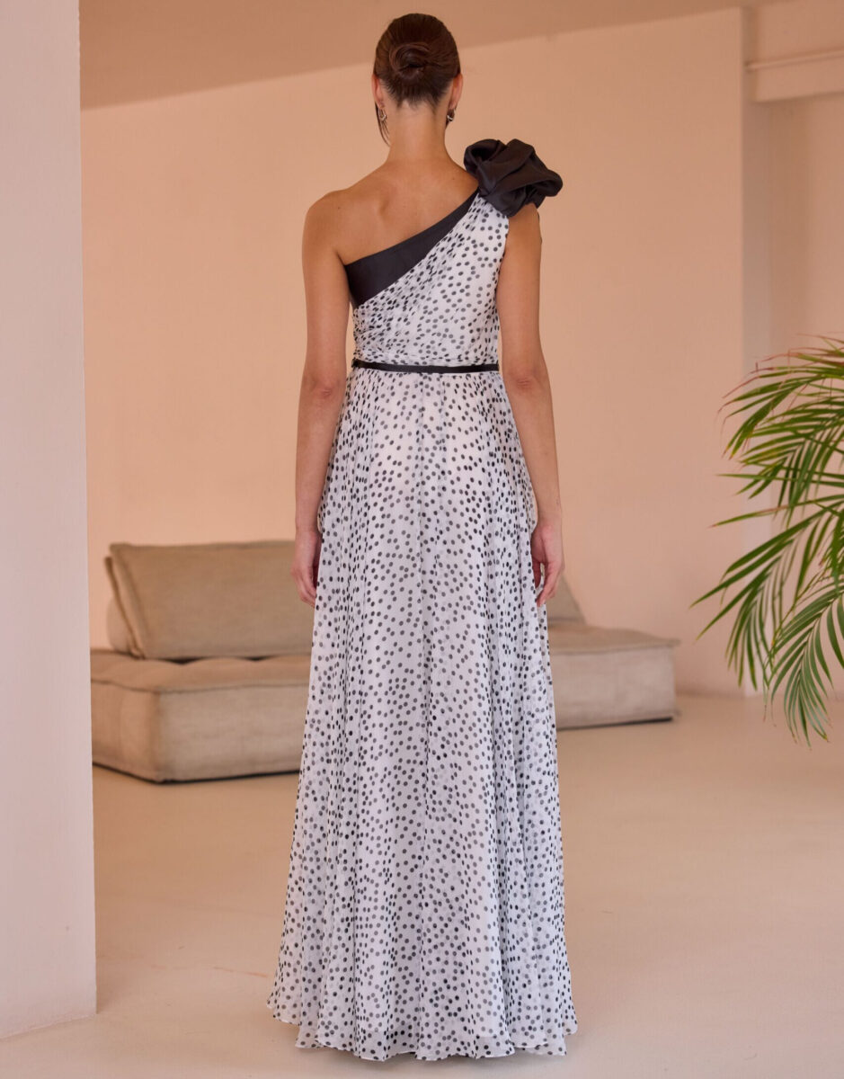 52709 dos Carla Ruiz robe de soirée A-line fluide top asymétrique grosse fleur sur épaule ceinture fine jupe longue robe maman des mariés boutique de robes de soirée paris