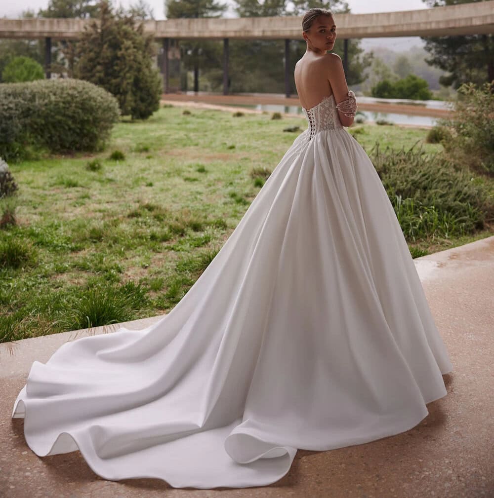 Aimée dos Eva Lendel robe de mariée princesse bustier perlé pointe jupe volumineuse plissée traîne magasin de robes de mariée Paris