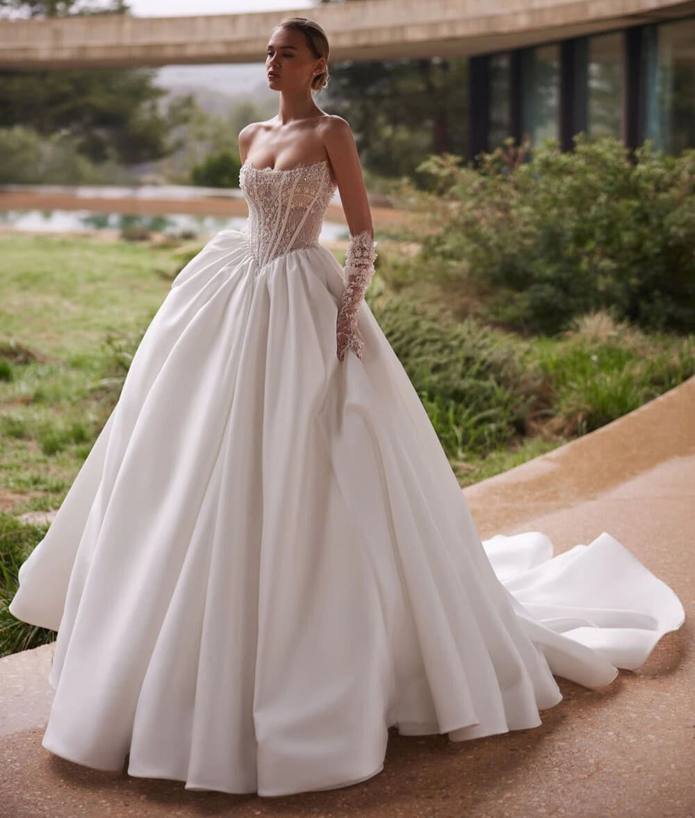 Aimée face Eva Lendel robe de mariée princesse bustier perlé pointe jupe volumineuse plissée traîne magasin de robes de mariée Paris