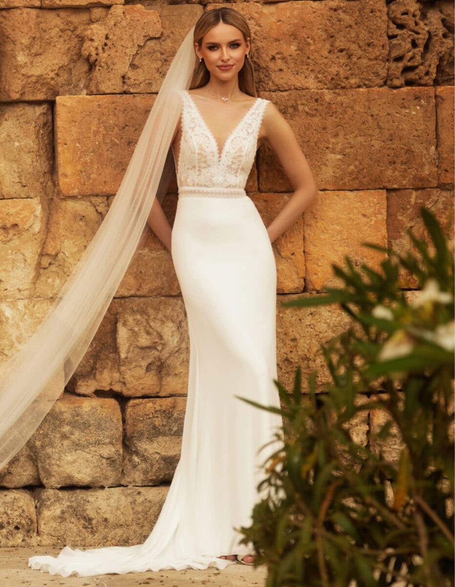 Ann Marie face Bianco Evento robe de mariée fluide mousseline top dentelle bretelles traîne simple épurée bohème magasin de robes de mariée Annecy