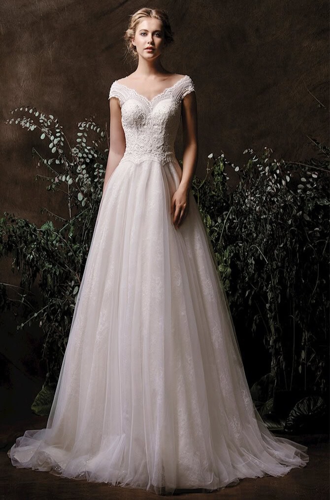 Aria face Chic Nostalgia robe de mariée princesse bustier coeur décolleté V dentelle manchettes jupe dentelle tulle plat traîne magasin de robes de mariée Annecy