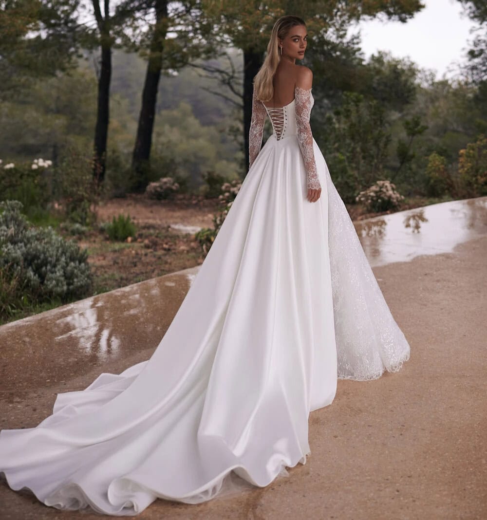 Aston dos Eva Lendel robe de mariée princesse satin mikado dentelle bustier coeur dentelle manches longues dentelle jupe fendue dentelle traîne magasin de robes de mariée Paris