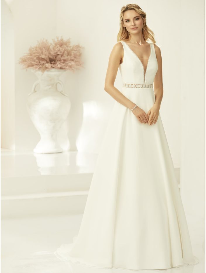 Azaria face Bianco Evento robe de mariée trapèze satin mikado crêpe top décolleté V ceinture dentelle traîne magasin de robes de mariée Nogent sur Marne