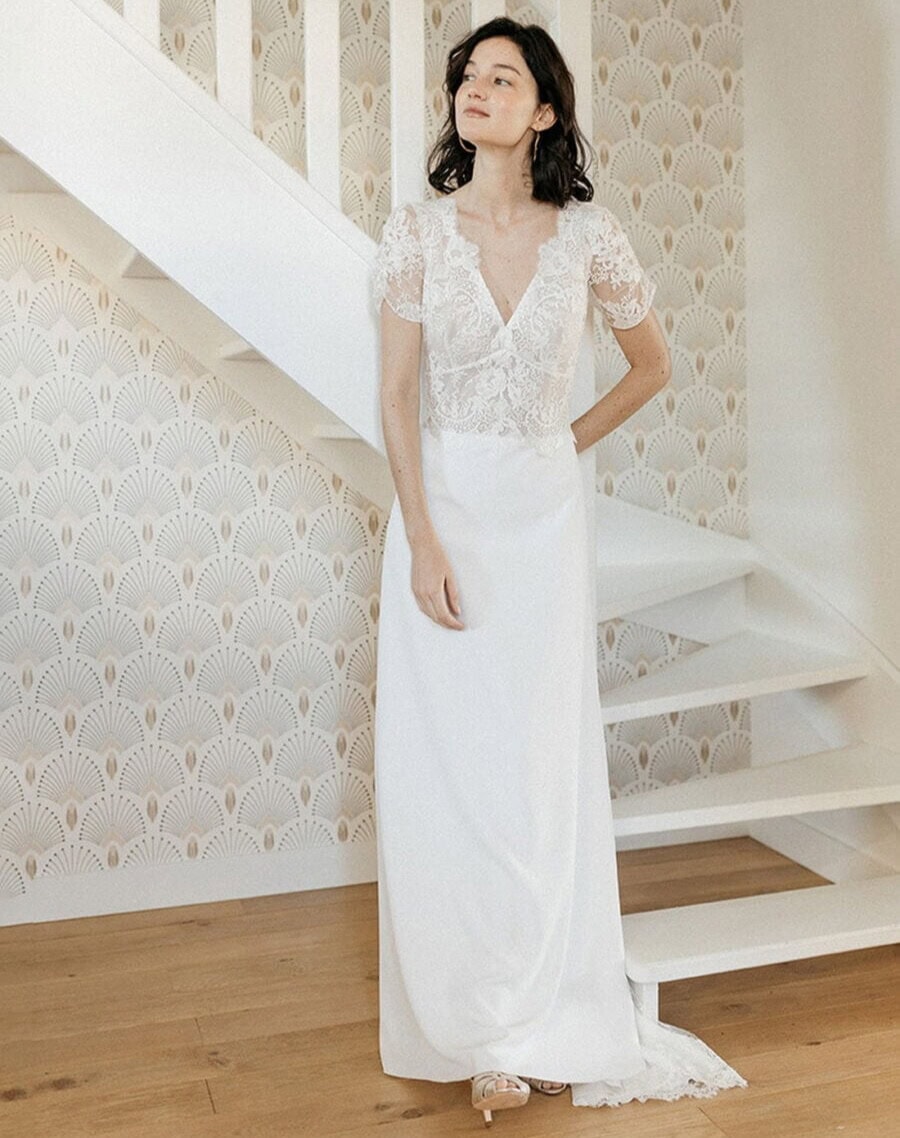 Celebes face Lambert Créations robe de mariée fluide jupe droite top hanches en dentelle décolleté V manches tulipe dentelle traîne magasin de robes de mariée Annecy