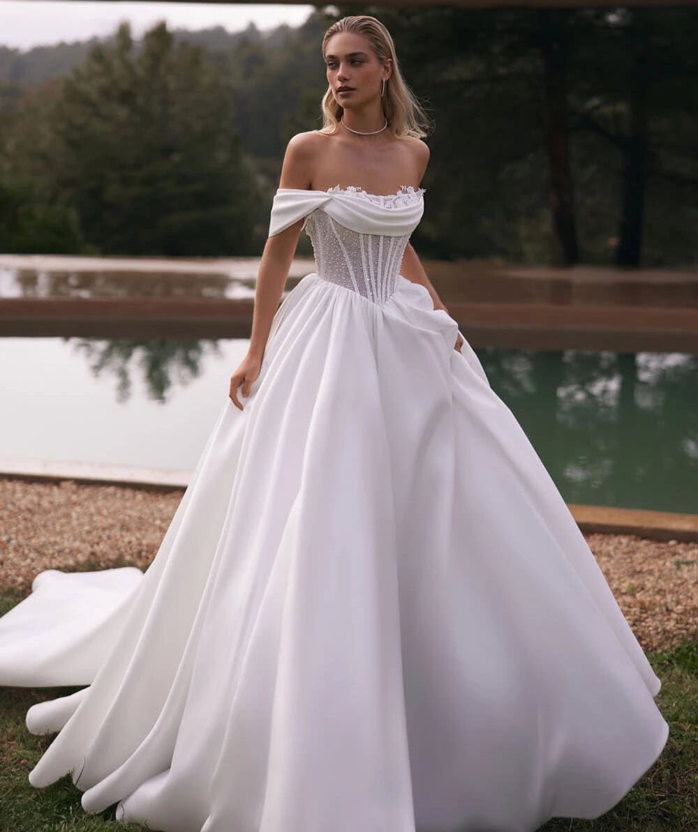 Cooper face eva Lendel robe de mariée princesse satin mikado bustier pointe strassé décooleté drapé manchettes traîne magasin de robes de mariée Paris