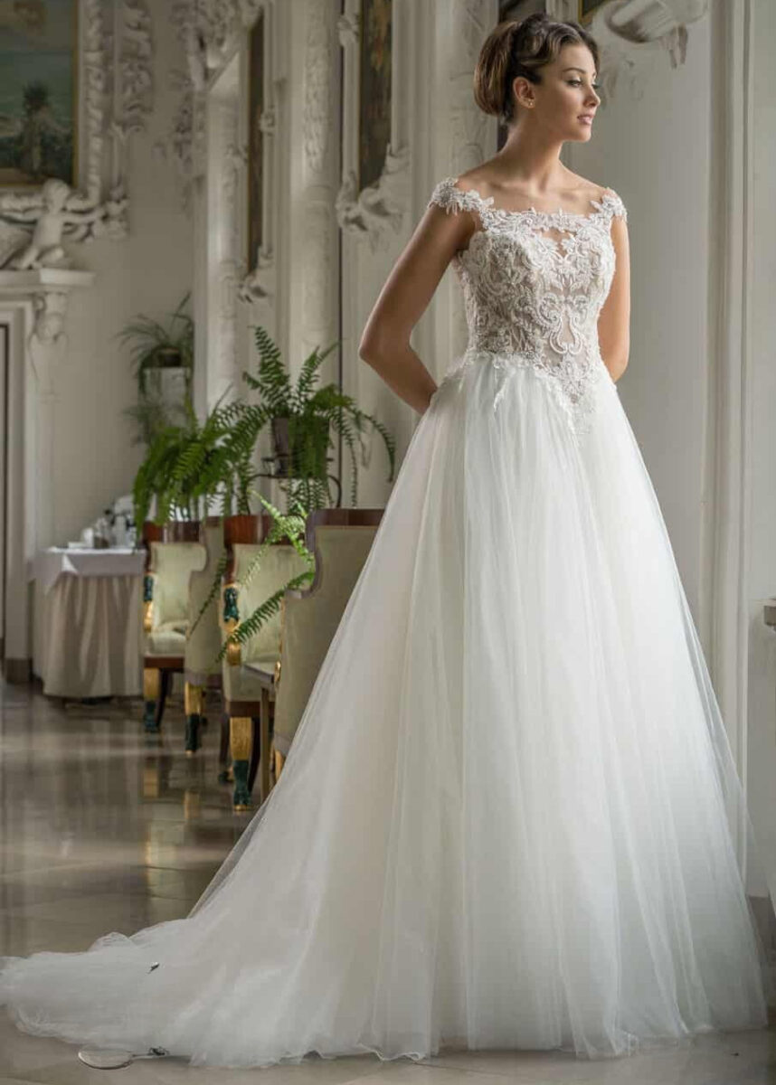 Daryl face MS Moda robe de mariée princesse bustier coeur top décolleté bateau transparence de dentelle bustier pointe jupe tulle plat magasin de robes de mariée Nogent sur Marne