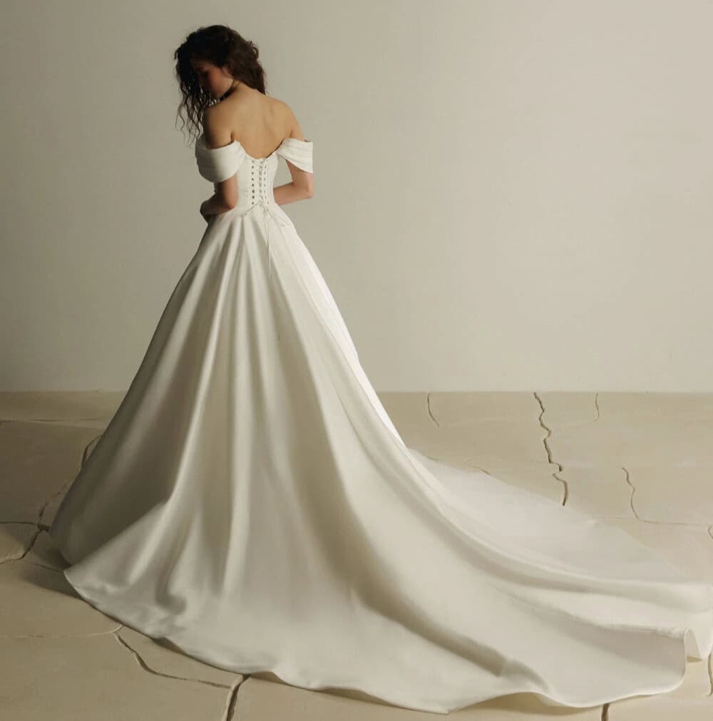 Devon dos Eva Lendel robe de mariée princesse mikado satin bustier drapé manchettes traîne magasin de robes de mariée Paris