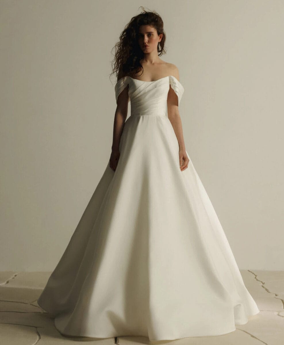 Devon face Eva Lendel robe de mariée princesse mikado satin bustier drapé manchettes traîne magasin de robes de mariée Paris