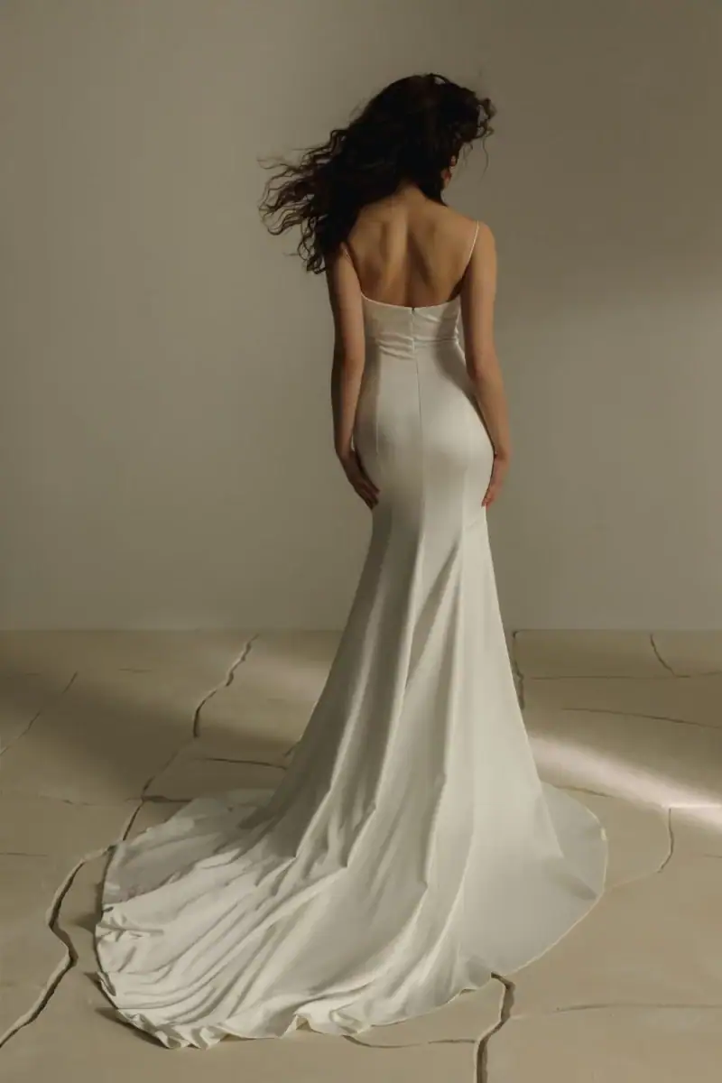 Ducray dos Eva Lendel robe de mariée sirène crêpe satin bustier bretelles fines traîne magasin de robes de mariée Paris