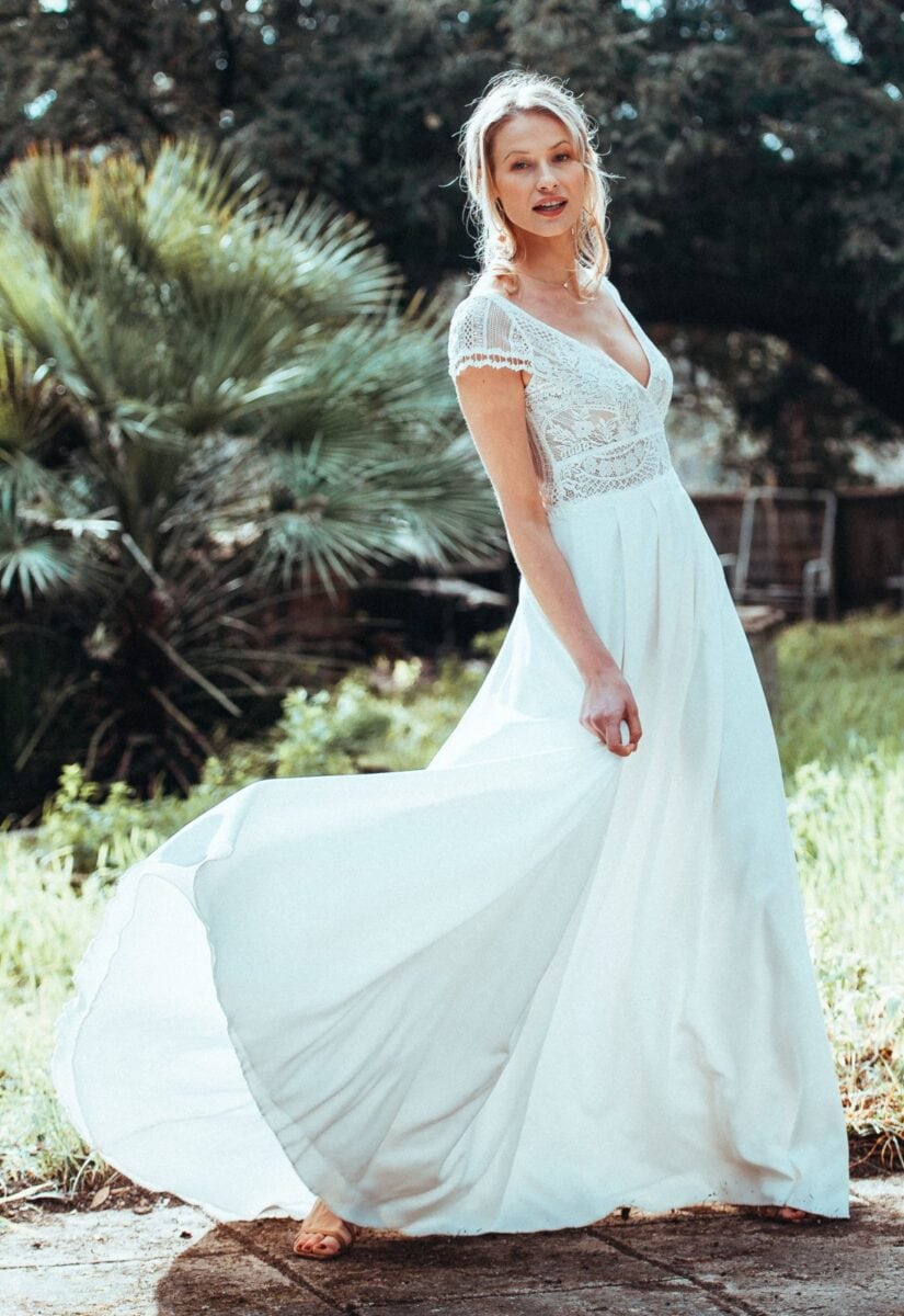 esperance face elsa gary robe de mariée fluide top dentelle décolleté V manchette ceinture dentelle jupe crepe fluide contemporain epuree magasin de robe de mariée Annecy
