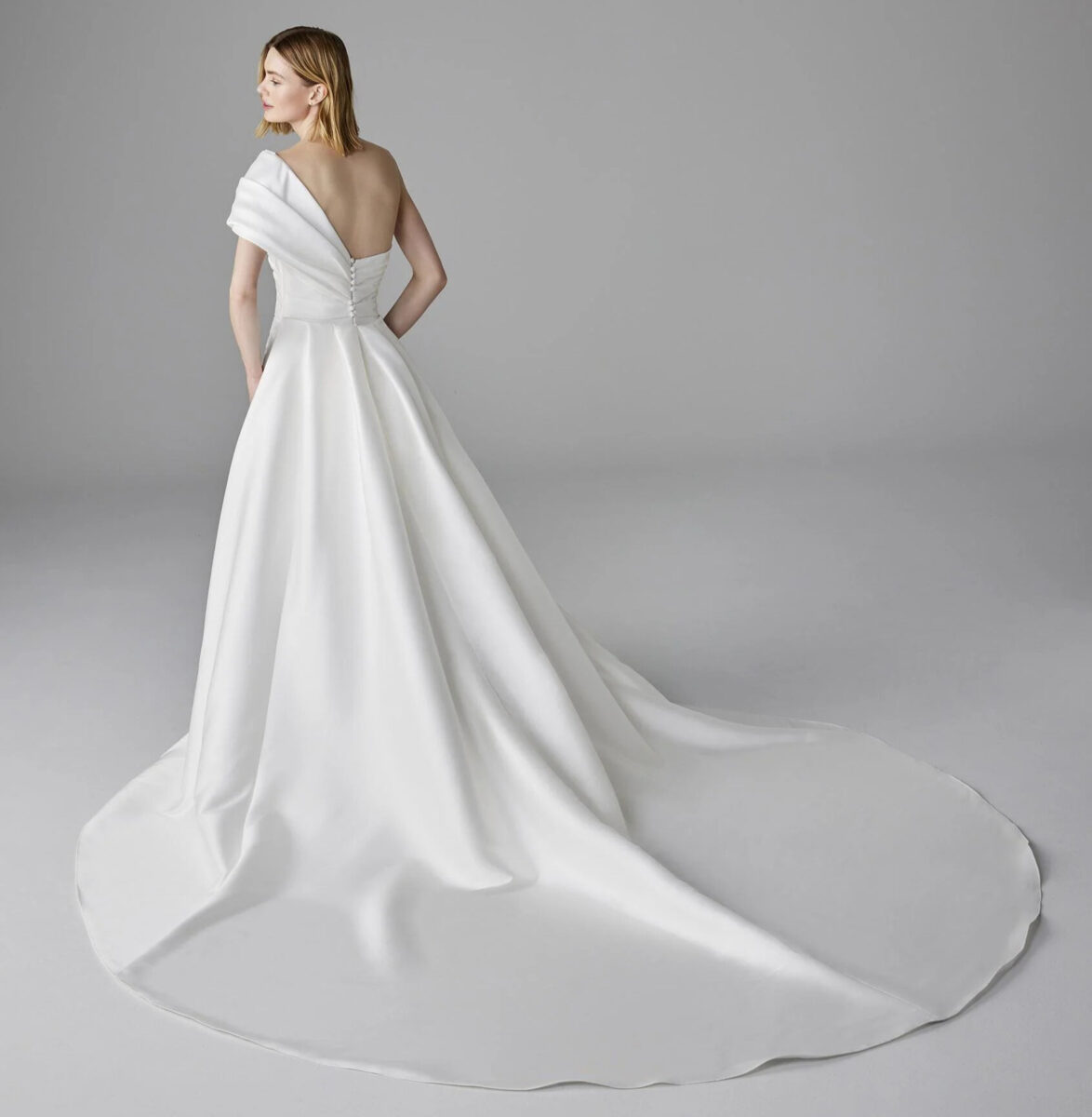 Etiennes dos Pronovias robe de mariée sirène mikado satin bustier drapé manches asymétrique sur traîne magasin de robes de mariée Annecy