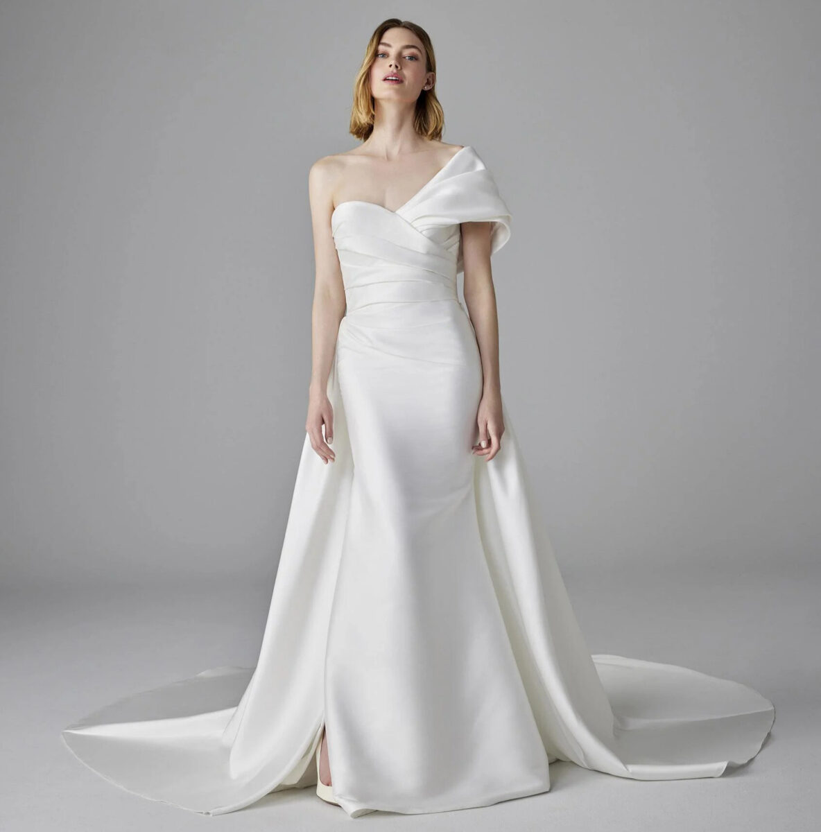 Etiennes face Pronovias robe de mariée sirène mikado satin bustier drapé manches asymétrique sur traîne magasin de robes de mariée Annecy