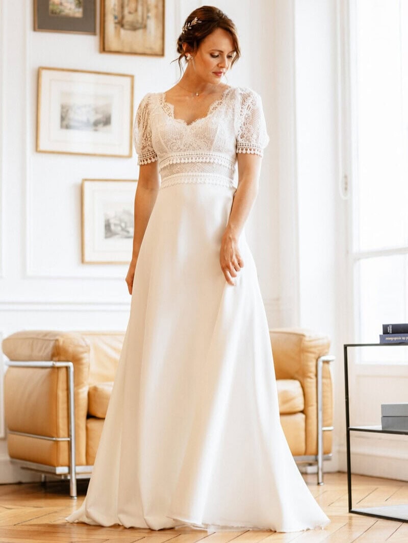 Isadora face Elsa Gary robe de mariée A-line trapèze fluide crêpe top dentelle décolleté V manches courtes dentelle boutique de robes de mariée Annecy