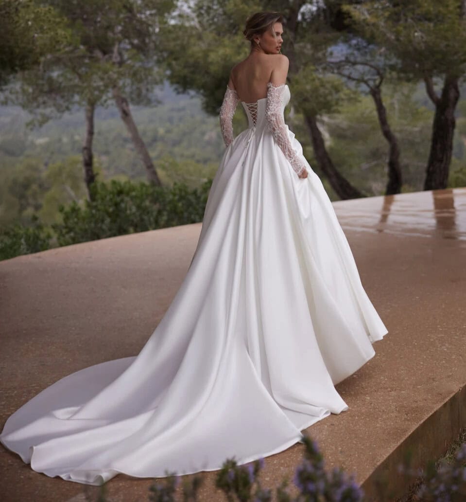 Kloé dos Eva Lendel robe de mariée princesse bustier corset ajustée jupe satin mikado fendue traîne magasin de robes de mariée Paris