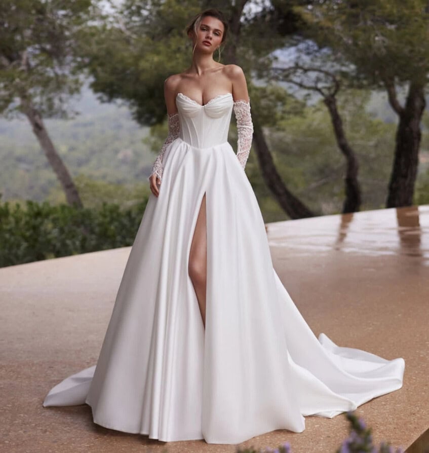 Kloé face Eva Lendel robe de mariée princesse bustier corset ajustée jupe satin mikado fendue traîne magasin de robes de mariée Paris