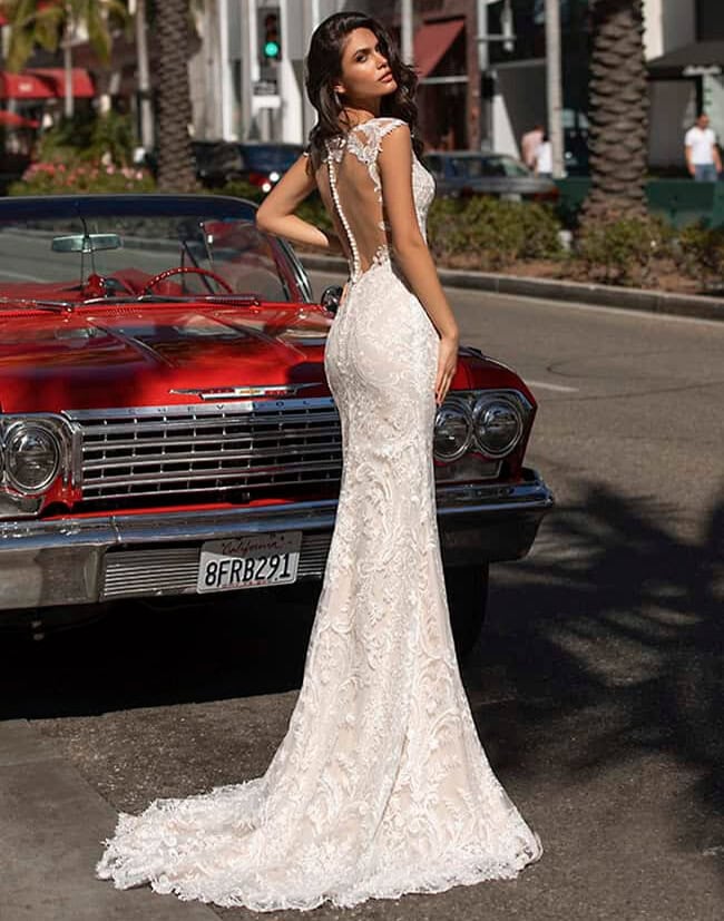 Loren dos Pronovias robe de mariée sirène fourreau dentelle top décolleté V traîne sexy glamour feminine magasin de robes de mariée Paris