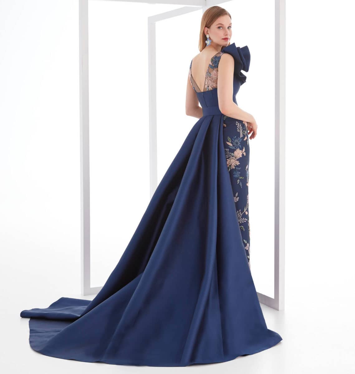 MG3715 dos Manu Garcia robe de soirée fourreau ajustée top coeur fleur asymétrique sur jupe traîne robe maman des mariés magasin de robes de soirée Paris