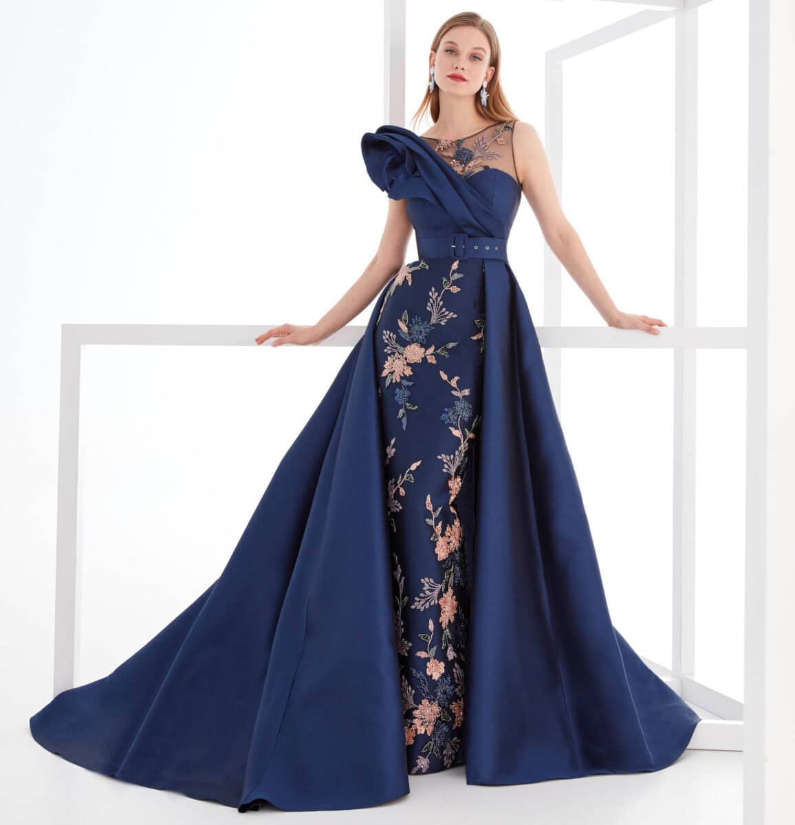 MG3715 face Manu Garcia robe de soirée fourreau ajustée top coeur fleur asymétrique sur jupe traîne robe maman des mariés magasin de robes de soirée Paris