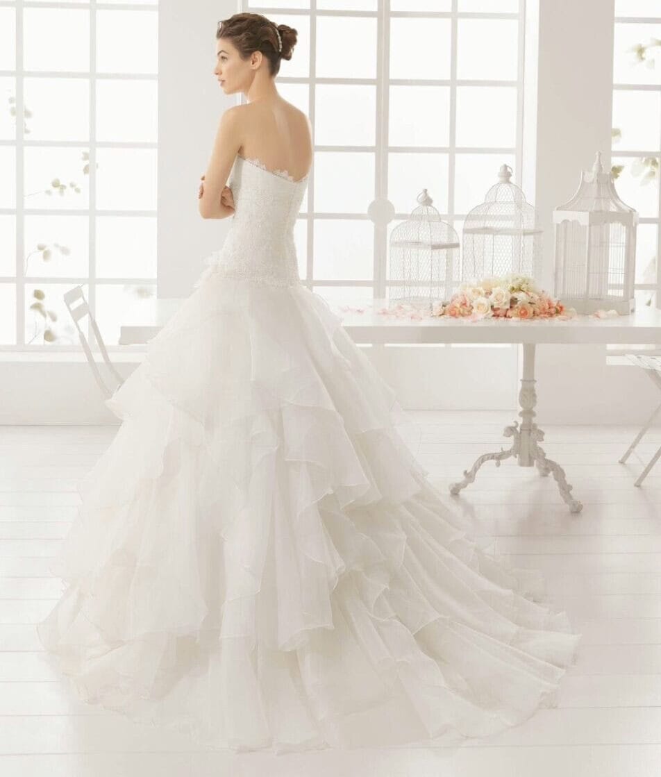 Melina dos Aire Barcelona robe de mariée princesse bustier droit dentelle jupe volants organza traîne magasin de robes de mariée Paris