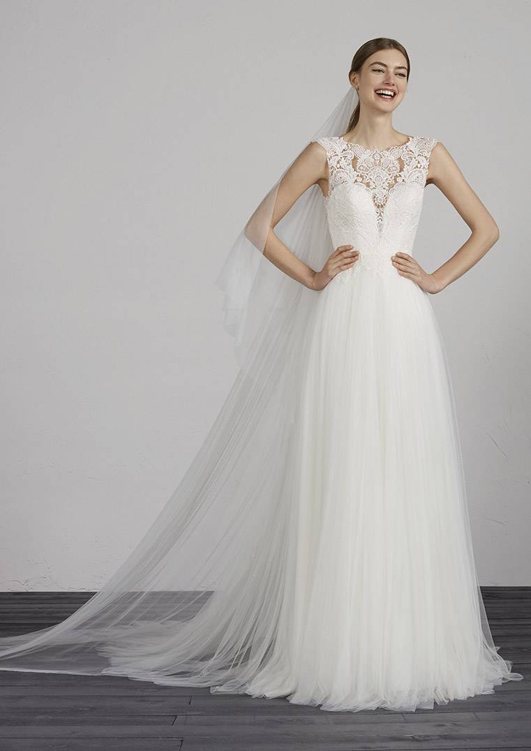 Miramar face Pronovias robe de mariée A-line fluide bustier coeur top transparence de dentelle jupe tulle fluide magasin de robes de mariée Pronovias