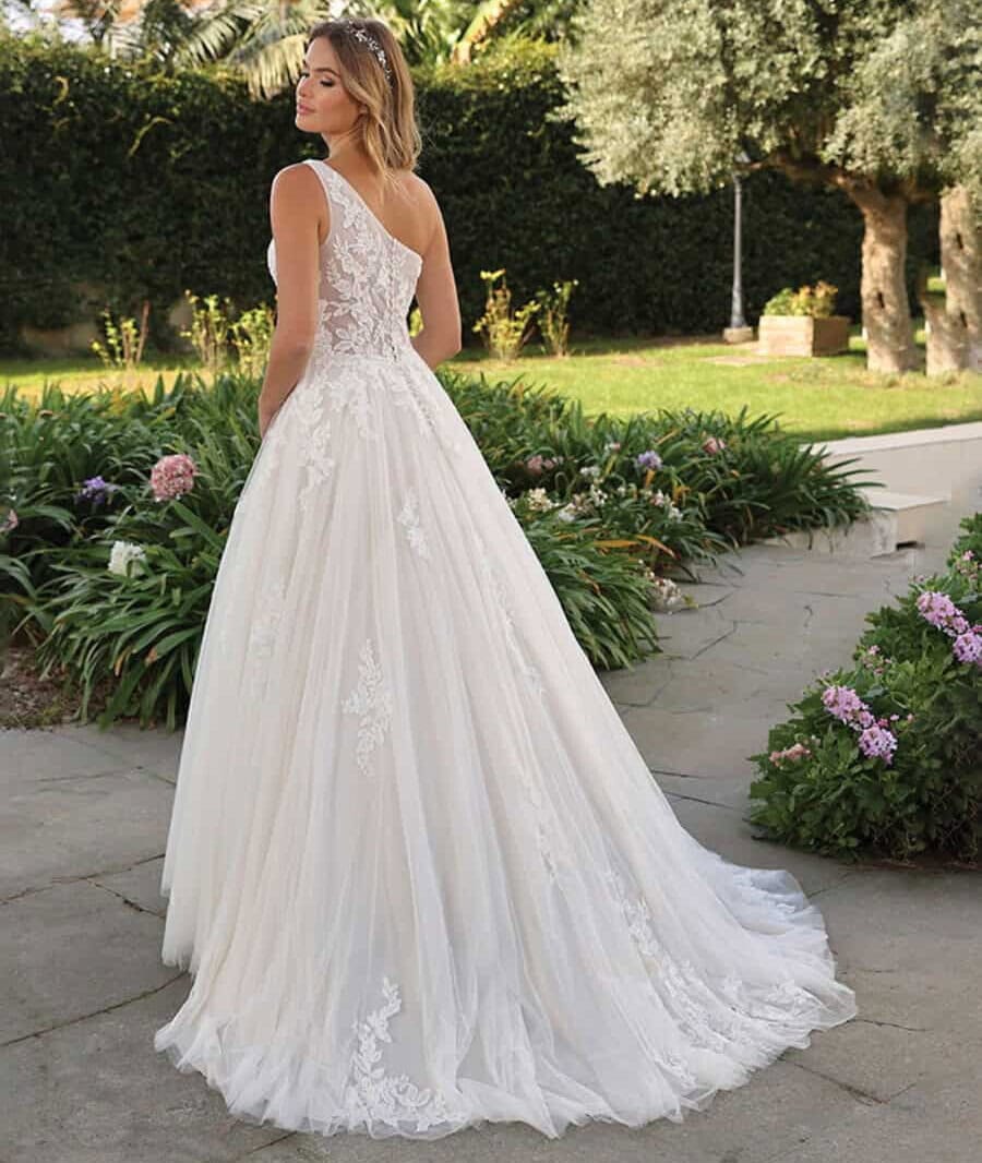 Nava dos Ladybird robe de mariée princesse bustier asymétrique dentelle noeud sur épaule traîne magasin de robes de mariée Annecy