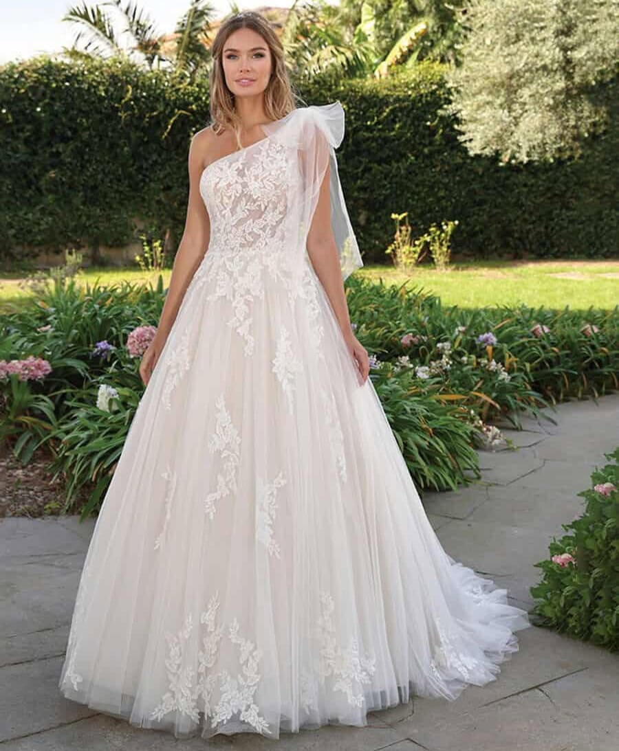 Nava face Ladybird robe de mariée princesse bustier asymétrique dentelle noeud sur épaule traîne magasin de robes de mariée Annecy