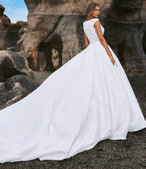 Shilin dos Pronovias robe de mariée princesse top dentelle décolleté V jupe mikado satin traîne magasin de robes de mariée Nogent sur Marne