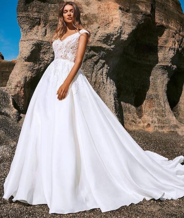 Shilin face Pronovias robe de mariée princesse top dentelle décolleté V jupe mikado satin traîne magasin de robes de mariée Nogent sur Marne