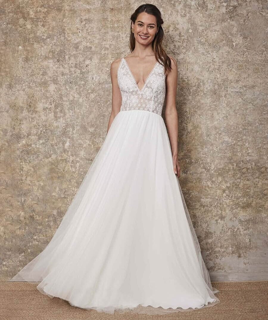 Sybille face Lambert Créations robe de mariée fluide A-line trapèze top dentelle décolleté V traîne magasin de robes de mariée Annecy