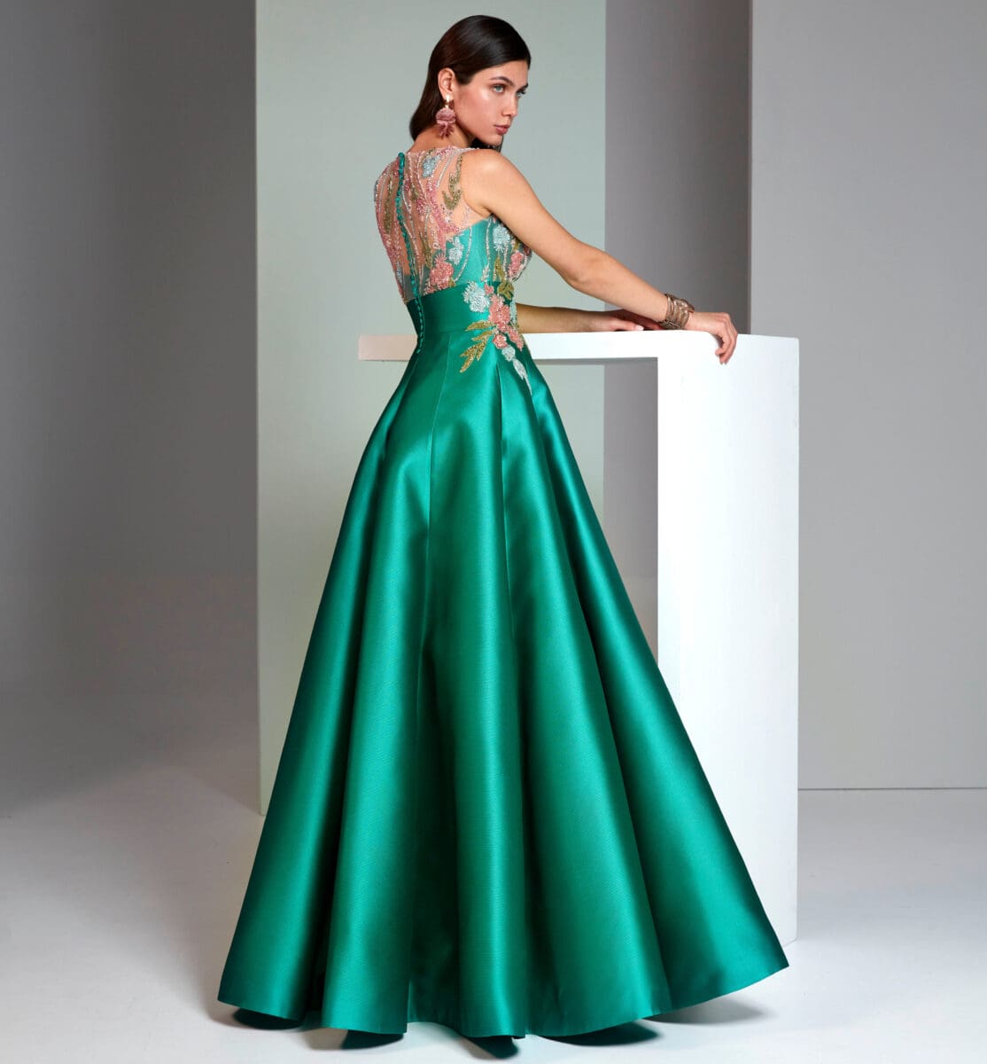 VL5605 dos Valerio Luna robe de soirée princesse top perlé décolleté V ceinture large jupe plis mikado robe mère des mariés magasin de robes de soirée Paris