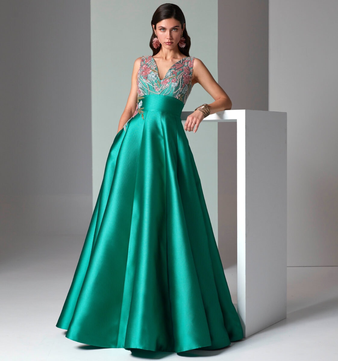 VL5605 face Valerio Luna robe de soirée princesse top perlé décolleté V ceinture large jupe plis mikado robe mère des mariés magasin de robes de soirée Paris