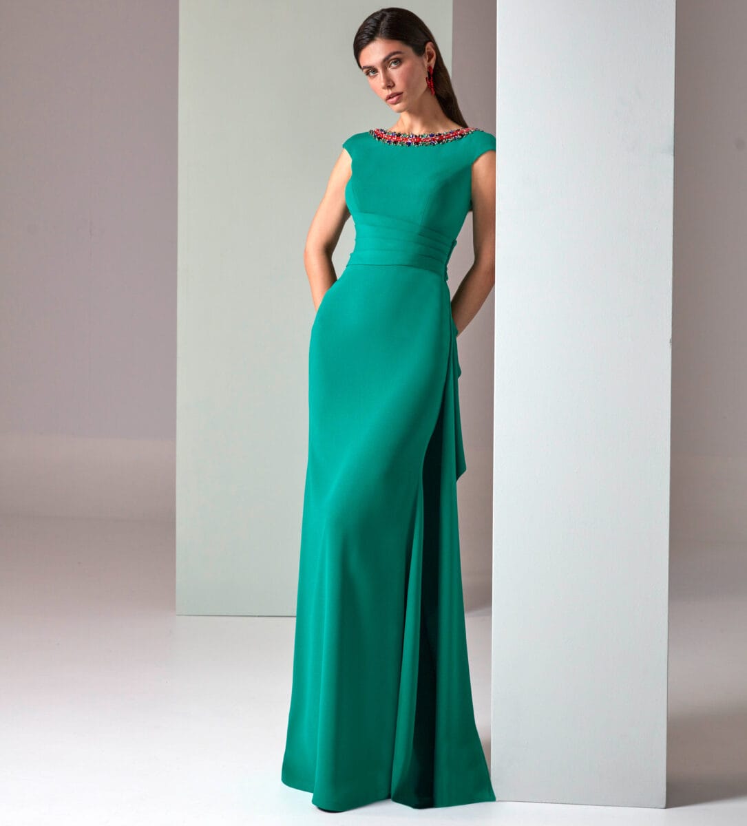 VL5610 face Valerio Luna robe de soirée crepe col rond perlé ceinture plis traîne volantée robe maman des mariés magasin de robes de soirée Paris