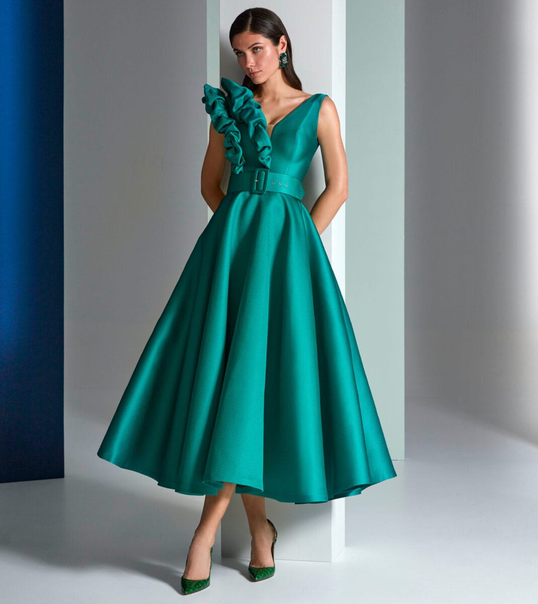 VL5651 face Valerio Luna robe de cocktail midi décolleté V ceinture jupe évasée robe maman des mariés magasin de robes de soirée Paris