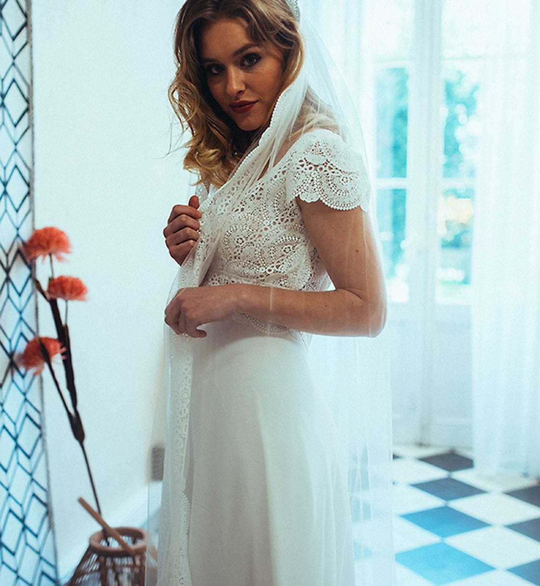 Malaga zoom face Elsa Gary robe de mariée fluide trapèze dentelle crepe traîne boutique de robes de mariée Annecy