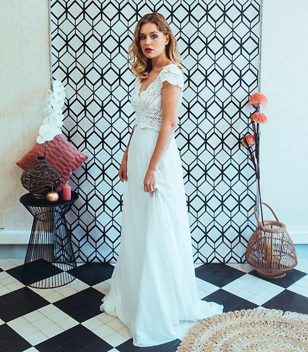 Malaga face Elsa Gary robe de mariée fluide trapèze A-line top et manches courtes dentelle traîne magasin de robes de mariée Annecy