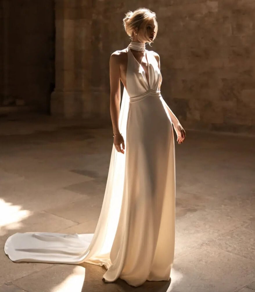 rouge face eva lendel robe fluide satin décolleté v drapé traîne magasin de robe de mariée Paris