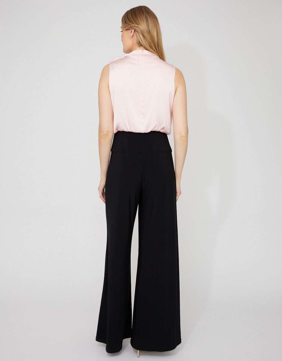 Vêtements pour femmes, style professionnel et chic, avec une blouse rose et un pantalon noir à taille haute, parfaits pour un look sophistiqué et tendance.
