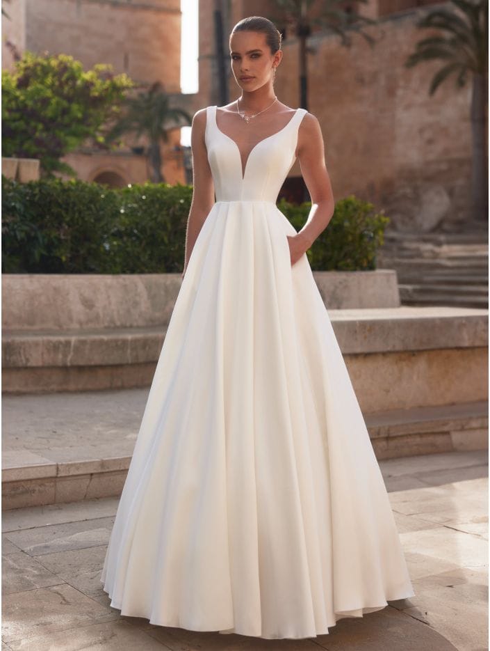 Idalia face Bianco Evento robe de mariée princesse satin mikado épurée simple traîne magasin de robes de mariée Annecy