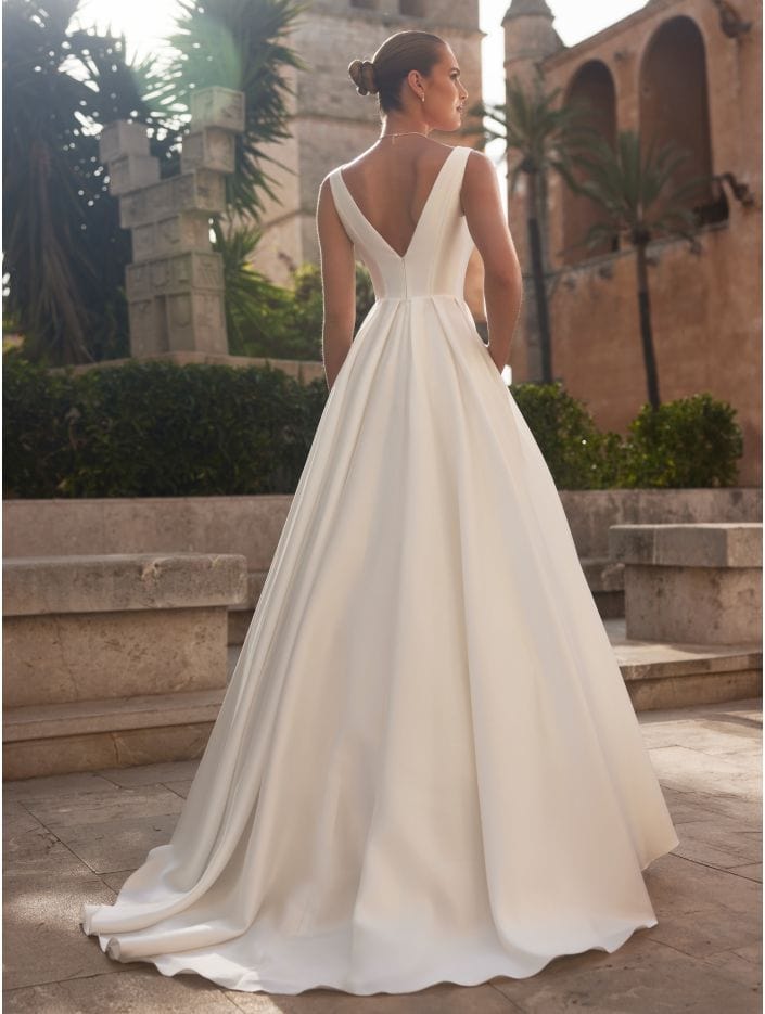 Idalia dos Bianco Evento robe de mariée princesse satin mikado épurée simple traîne magasin de robes de mariée Annecy