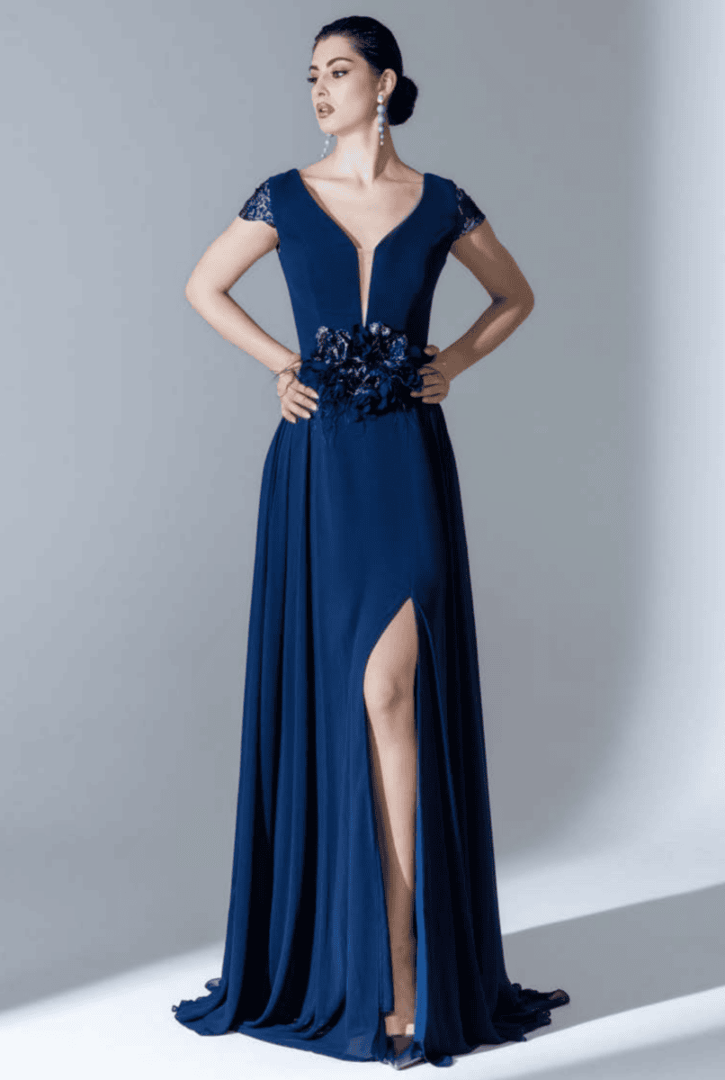 Robe de soirée bleue élégante avec décolleté en V, détails en dentelle sur les épaules et une grande fleur en tissu à la taille, idéale pour les événements formels.