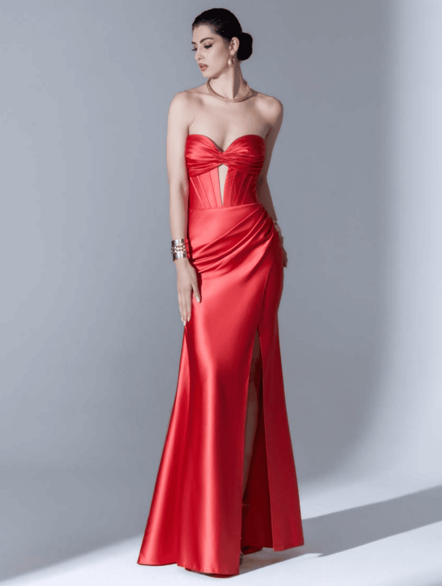 Robe de soirée rouge longue avec décolleté et fente, idéale pour événements élégants, mettant en valeur la silhouette avec un style glamour et moderne.