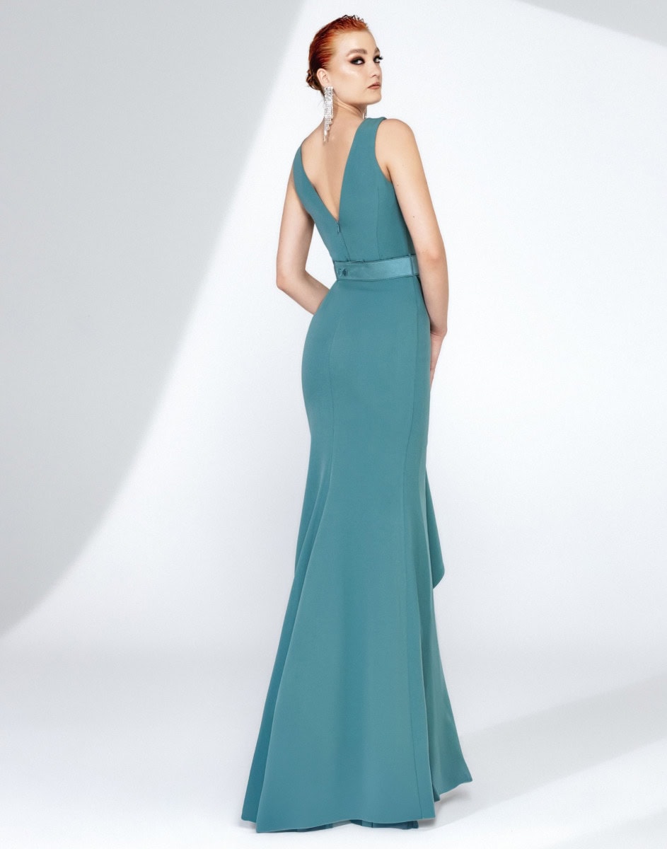 Robe longue bleue élégante avec décolleté en V et taille cintrée, parfaite pour une occasion spéciale ou un événement formel. Conçue pour mettre en valeur la silhouette féminine.