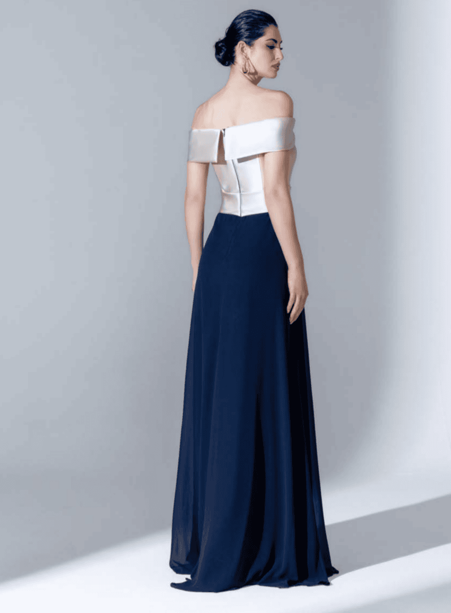 Robe longue élégante avec épaules dénudées, parfait pour une occasion spéciale ou un événement formel. Conçue pour mettre en valeur la silhouette avec un style sophistiqué.