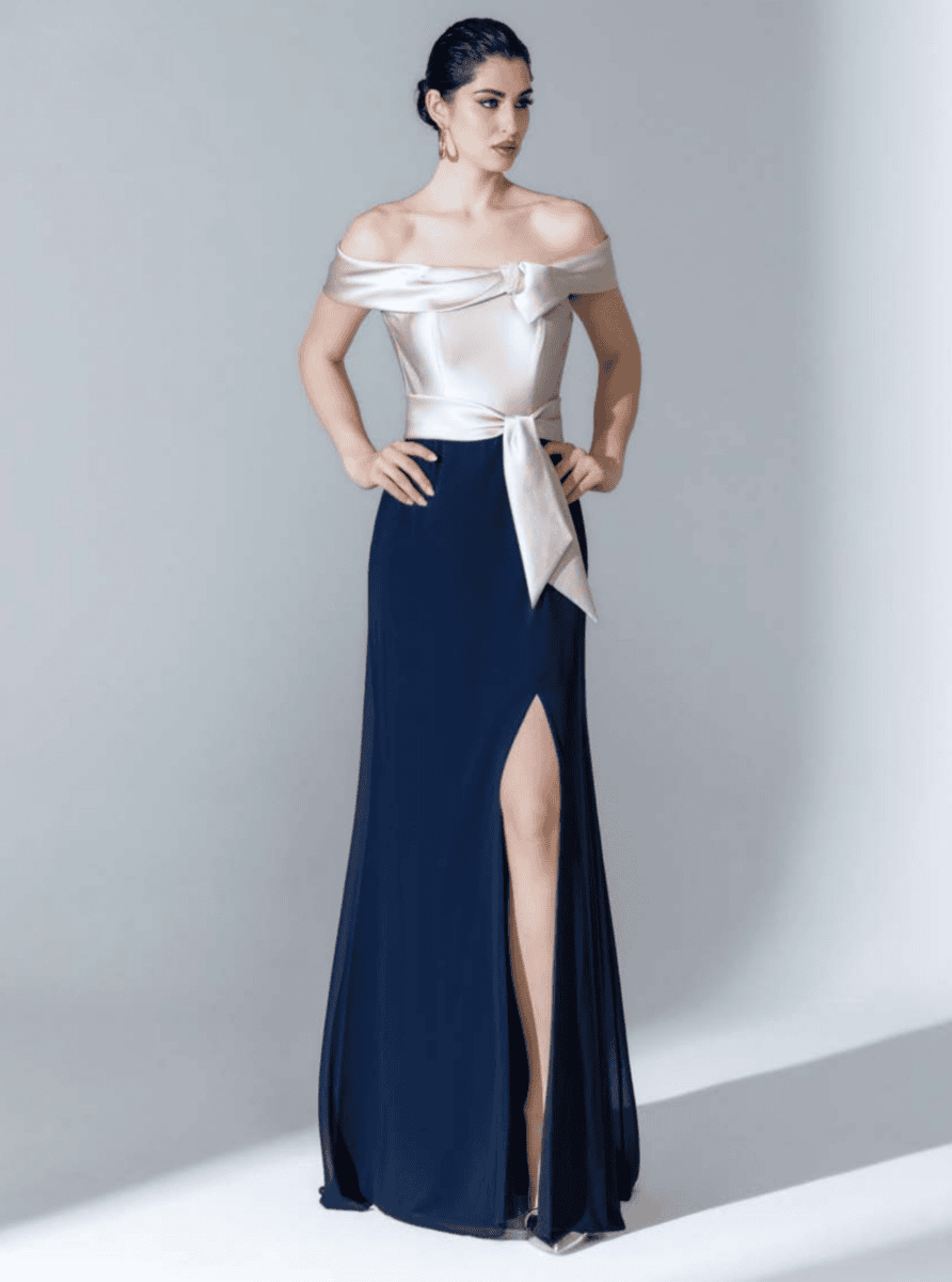 Robe de soirée sophistiquée avec décolleté en satin blanc et jupe longue bleue à fente, idéale pour événements formels ou soirées glamour. Conçue pour mettre en valeur la silhouette.