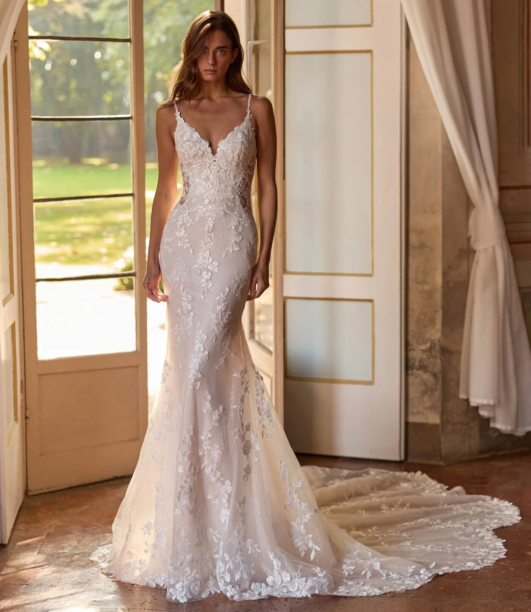 Mylène face Alberto Palatchi robe sirène dentelle décolleté V bretelles fines traîne robe de mariée glamour sexy féminine magasin de robes de mariée Annecy