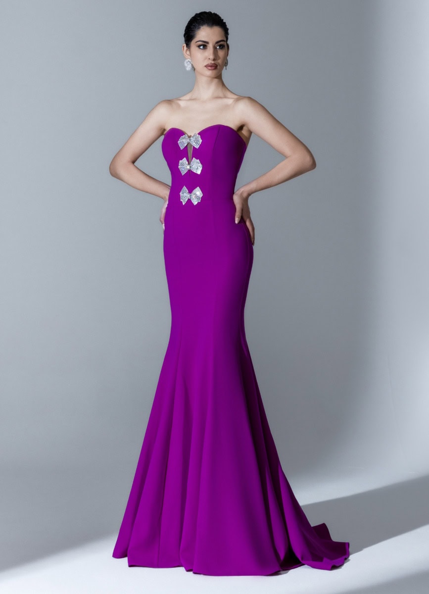 Robe longue violette avec détails en dentelle et broderies, parfaite pour une occasion spéciale ou un événement formel. Conçue pour mettre en valeur la silhouette avec un style chic et moderne.
