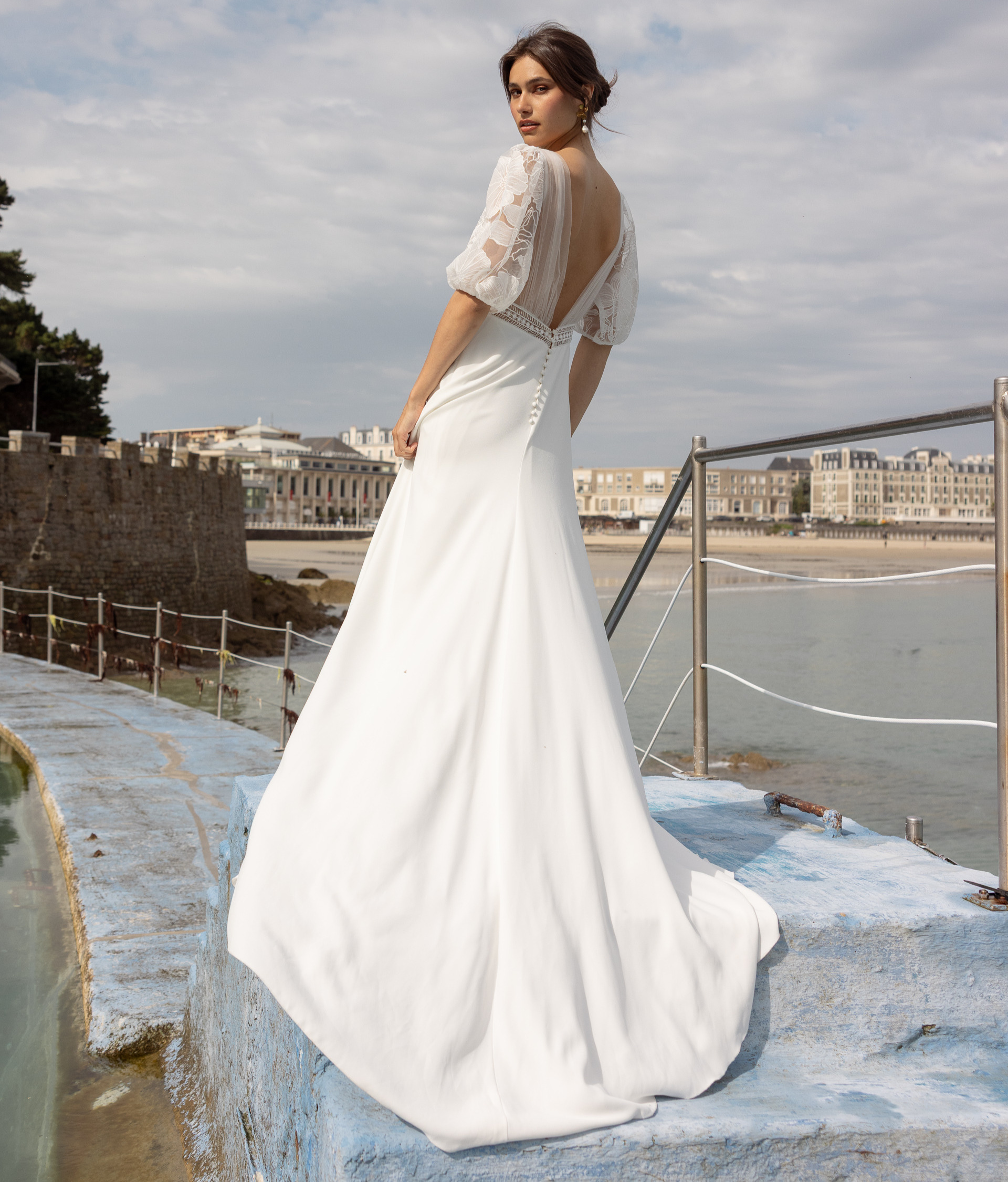 Emeraude dos Lambert Créations robe de mariée fluide crêpe décolleté V dentelle manches bouffantes jupe fendue dentelle magasin de robes de mariée Paris Annecy